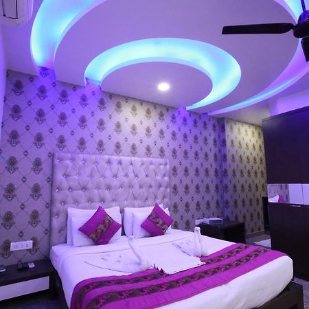 Hotel Surya International Delhi  Dış mekan fotoğraf